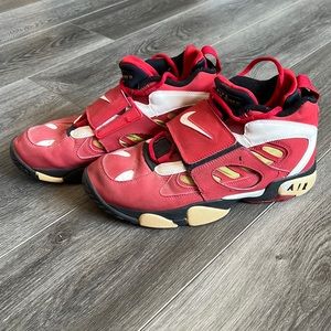 **COLLECTOR SHOES** - Nike Air Diamond Turf II Red Gold Size 10.5